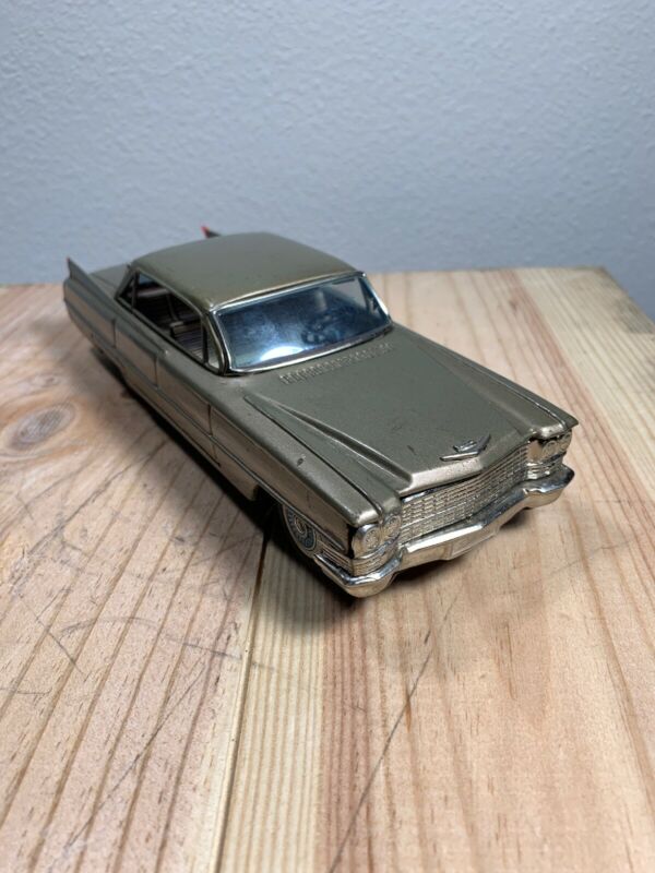 VINTAGE TIN LITHO CADILLAC FRICTION TIN TOY CAR BANDAI JAPAN Antique